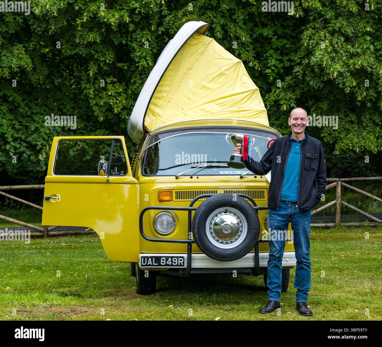 Haddington, East Lothian, Schottland, Vereinigtes Königreich, 6. Juli 2025. Wheels of gestern, Scottish Association of Vehicle Enthusiasten (SAVE) jährlicher Ausflug. Mitglieder reisen durch East Lothian und kommen zum Mittagessen im Lennoxlove House. Im Bild: Phil Neals VW Dormobile 1976 gewinnt die Trophäe „Best in Show“. Quelle: Sally Anderson/Alamy Live News Stockfoto
