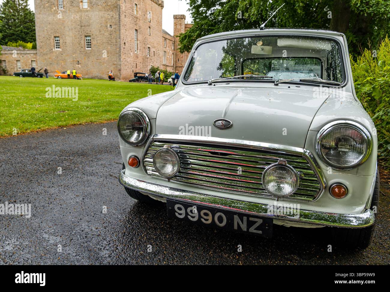 Haddington, East Lothian, Schottland, Vereinigtes Königreich, 6. Juli 2025. Wheels of gestern, Scottish Association of Vehicle Enthusiasten (SAVE) jährlicher Ausflug. Mitglieder reisen durch East Lothian und kommen zum Mittagessen im Lennoxlove House. Im Bild: Ein Mini Cooper aus dem Jahr 1970 auf dem Lennoxlove Estate. Quelle: Sally Anderson/Alamy Live News Stockfoto