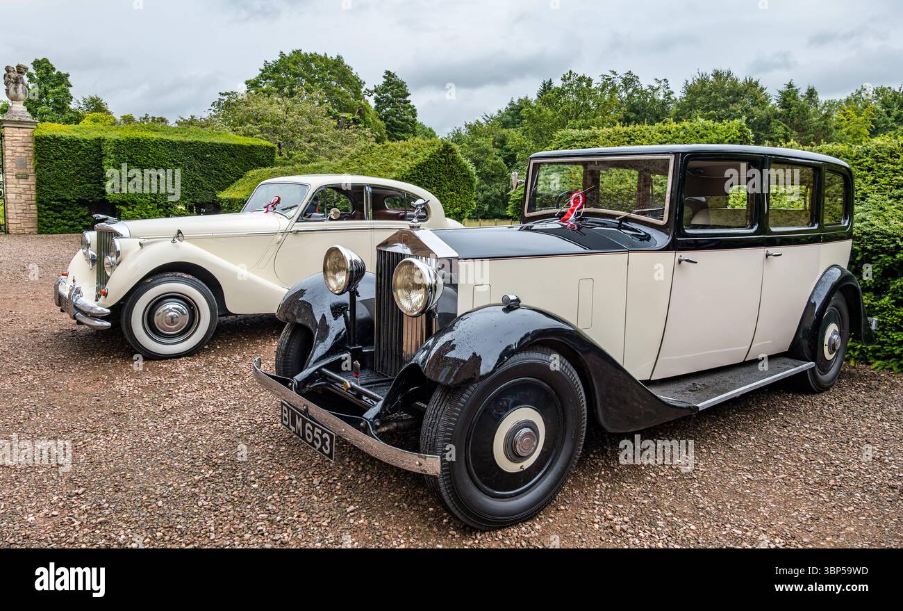 Haddington, East Lothian, Schottland, Vereinigtes Königreich, 6. Juli 2025. Wheels of gestern, Scottish Association of Vehicle Enthusiasten (SAVE) jährlicher Ausflug. Mitglieder reisen durch East Lothian und kommen zum Mittagessen im Lennoxlove House. Im Bild: Ein 1951er Jaguar Mark V und ein 1934er Rolls Royce auf dem Lennoxlove Estate. Quelle: Sally Anderson/Alamy Live News Stockfoto