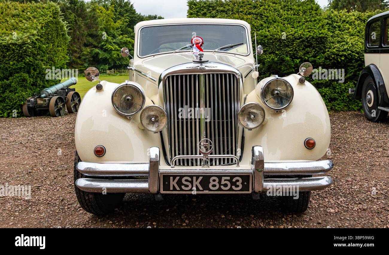 Haddington, East Lothian, Schottland, Vereinigtes Königreich, 6. Juli 2025. Wheels of gestern, Scottish Association of Vehicle Enthusiasten (SAVE) jährlicher Ausflug. Mitglieder reisen durch East Lothian und kommen zum Mittagessen im Lennoxlove House. Im Bild: Ein 1951er Jaguar Mark V auf dem Lennoxlove Estate. Quelle: Sally Anderson/Alamy Live News Stockfoto