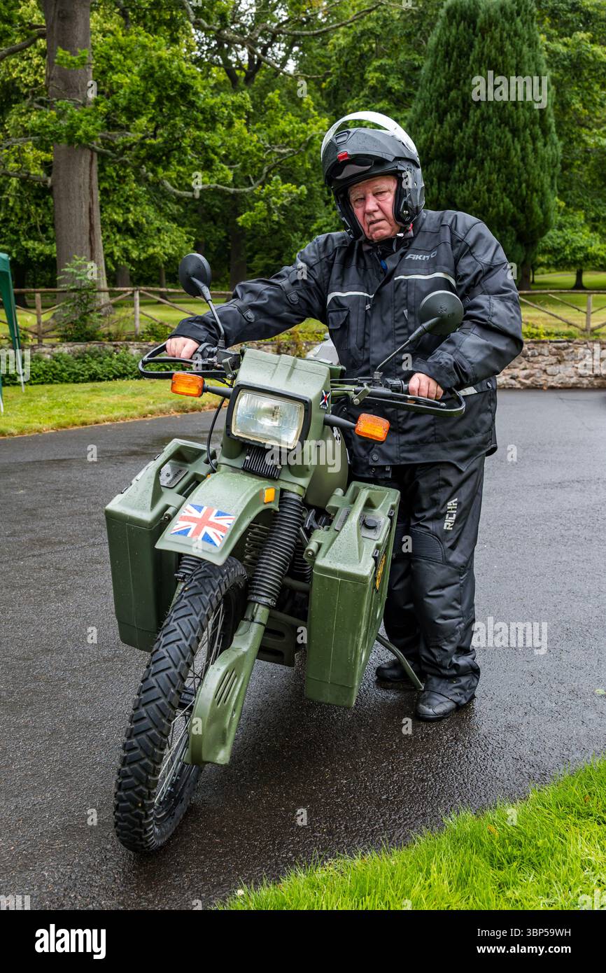 Haddington, East Lothian, Schottland, Vereinigtes Königreich, 6. Juli 2025. Wheels of gestern, Scottish Association of Vehicle Enthusiasten (SAVE) jährlicher Ausflug. Mitglieder reisen durch East Lothian und kommen zum Mittagessen im Lennoxlove House. Im Bild: Ian McPhee zeigt sein 1997 Harley Davidson Militärmotorrad. Quelle: Sally Anderson/Alamy Live News Stockfoto