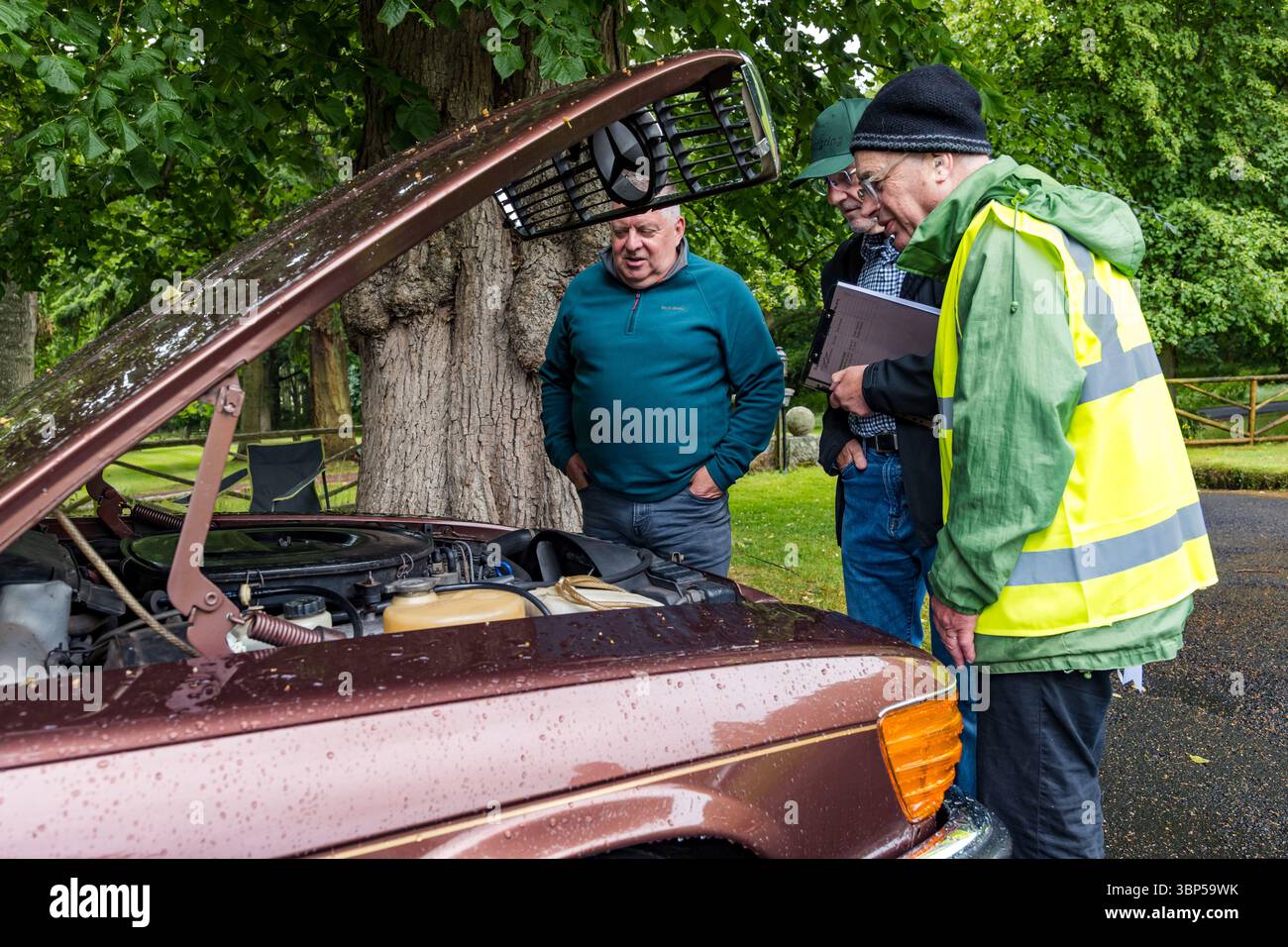 Haddington, East Lothian, Schottland, Vereinigtes Königreich, 6. Juli 2025. Wheels of gestern, Scottish Association of Vehicle Enthusiasten (SAVE) jährlicher Ausflug. Mitglieder reisen durch East Lothian und kommen zum Mittagessen im Lennoxlove House. Im Bild: Ein Mercedes-Benz-Auto aus dem Jahr 1978 auf dem Lennoxlove-Landgut. Quelle: Sally Anderson/Alamy Live News Stockfoto