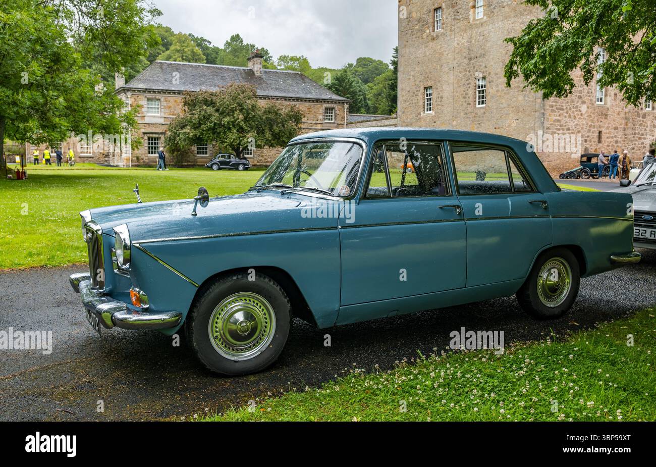 Haddington, East Lothian, Schottland, Vereinigtes Königreich, 6. Juli 2025. Wheels of gestern, Scottish Association of Vehicle Enthusiasten (SAVE) jährlicher Ausflug. Mitglieder reisen durch East Lothian und kommen zum Mittagessen im Lennoxlove House. Im Bild: Ein 1965 Wolseley auf dem Lennoxlove Estate. Quelle: Sally Anderson/Alamy Live News Stockfoto