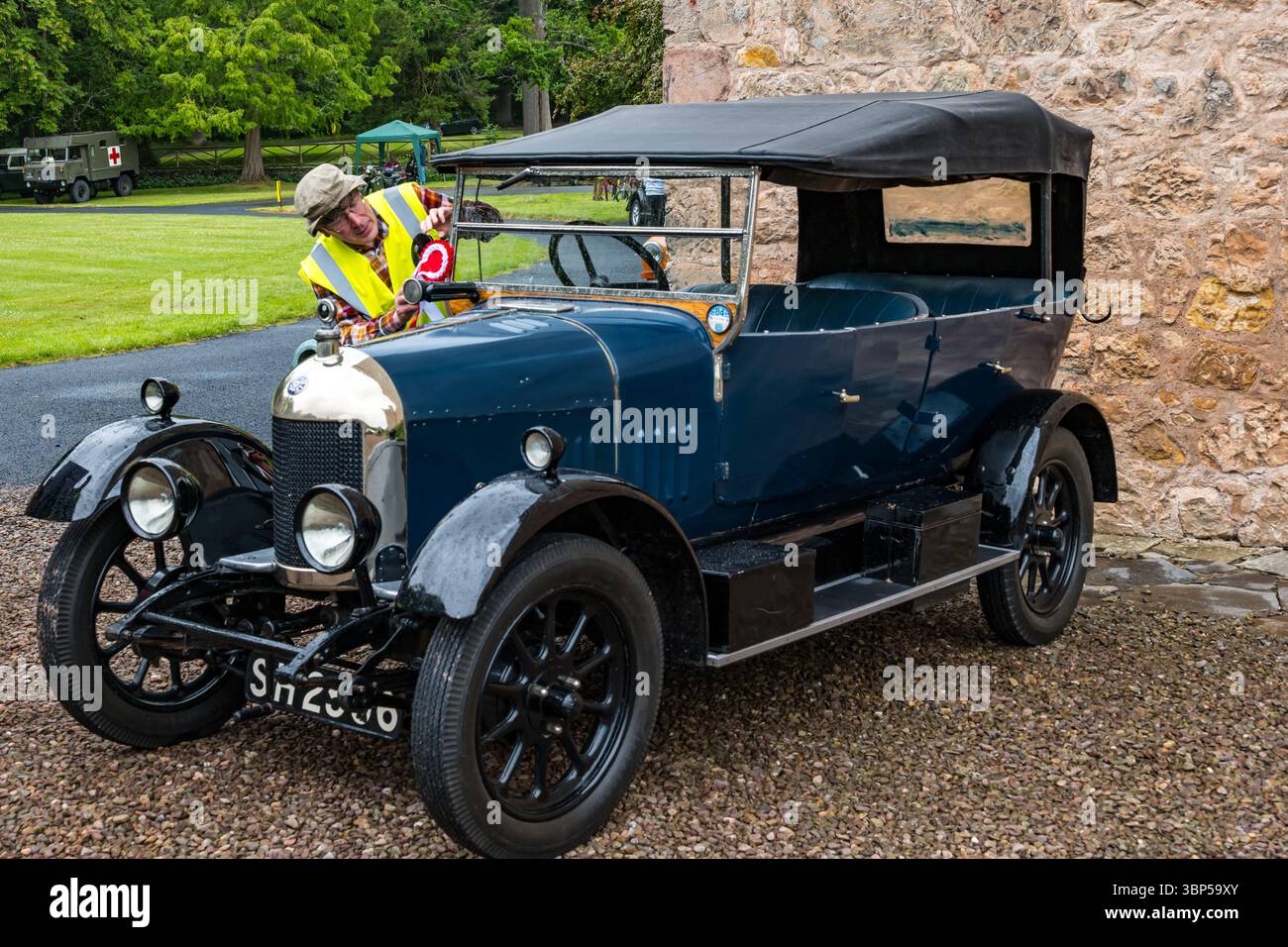 Haddington, East Lothian, Schottland, Vereinigtes Königreich, 6. Juli 2025. Wheels of gestern, Scottish Association of Vehicle Enthusiasten (SAVE) jährlicher Ausflug. Mitglieder reisen durch East Lothian und kommen zum Mittagessen im Lennoxlove House. Im Bild: Ein 1926er Morris Bullnose Oldtimer, der 99 Jahre alt ist, wird auf dem Lennoxlove Estate ausgestellt und gewinnt eine Rosette. Quelle: Sally Anderson/Alamy Live News Stockfoto