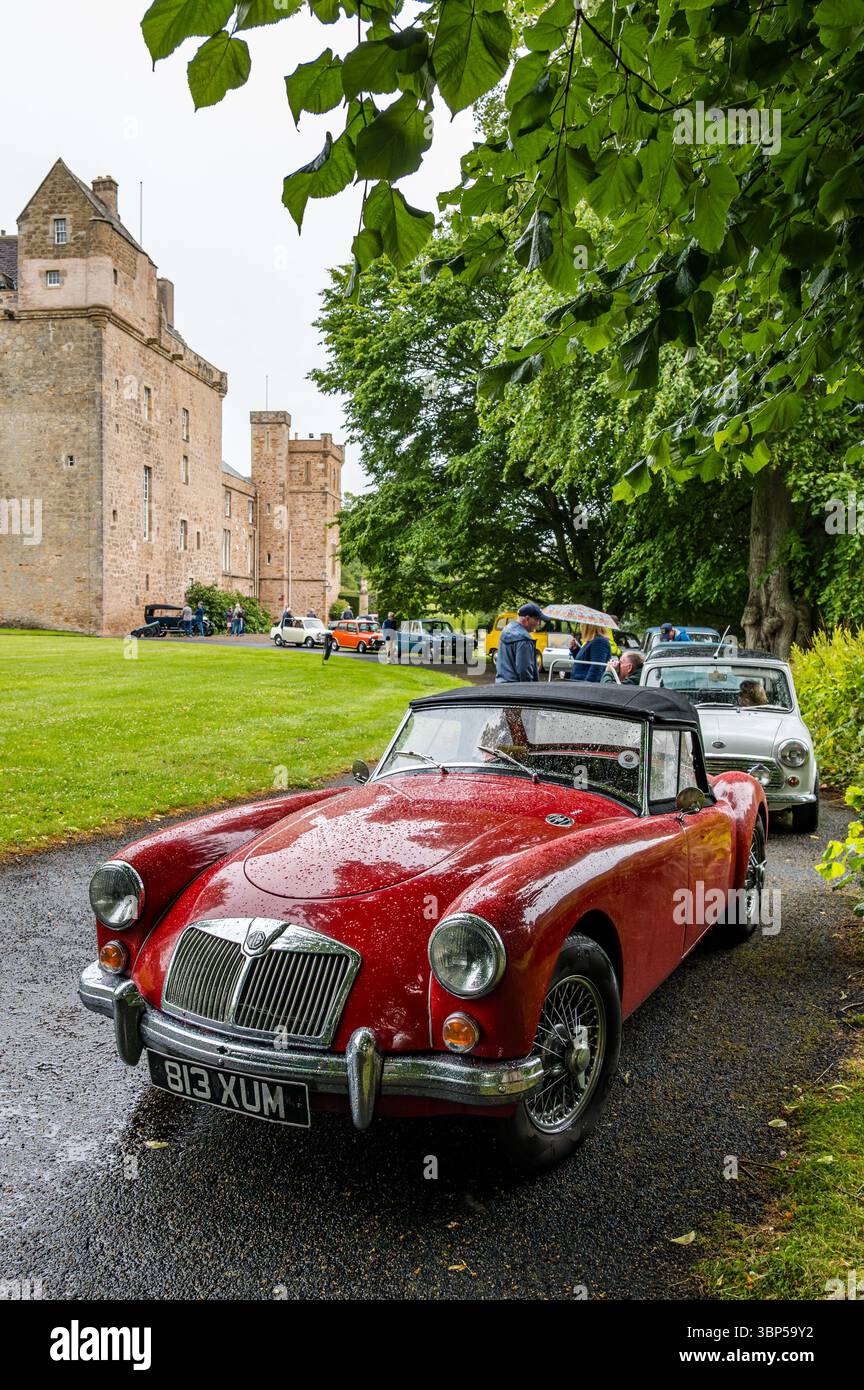 Haddington, East Lothian, Schottland, Vereinigtes Königreich, 6. Juli 2025. Wheels of gestern, Scottish Association of Vehicle Enthusiasten (SAVE) jährlicher Ausflug. Mitglieder reisen durch East Lothian und kommen zum Mittagessen im Lennoxlove House. Abgebildet: Fahrzeuge auf dem Lennoxlove Estate. Quelle: Sally Anderson/Alamy Live News Stockfoto