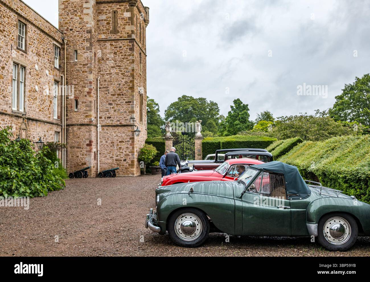 Haddington, East Lothian, Schottland, Vereinigtes Königreich, 6. Juli 2025. Wheels of gestern, Scottish Association of Vehicle Enthusiasten (SAVE) jährlicher Ausflug. Mitglieder reisen durch East Lothian und kommen zum Mittagessen im Lennoxlove House. Abgebildet: Fahrzeuge auf dem Lenooxlove Estate. Quelle: Sally Anderson/Alamy Live News Stockfoto