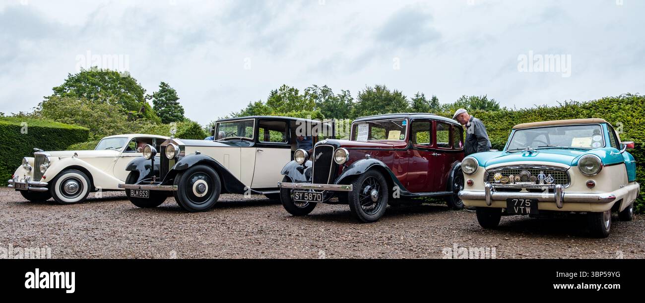 Haddington, East Lothian, Schottland, Vereinigtes Königreich, 6. Juli 2025. Wheels of gestern, Scottish Association of Vehicle Enthusiasten (SAVE) jährlicher Ausflug. Mitglieder reisen durch East Lothian und kommen zum Mittagessen im Lennoxlove House. Abgebildet: Fahrzeuge auf dem Lennoxlove T-Modell (Jaguar Mark V, Rolls Royce, Austin Ascot und Austin Metropolitan Cabriolet). Quelle: Sally Anderson/Alamy Live News Stockfoto