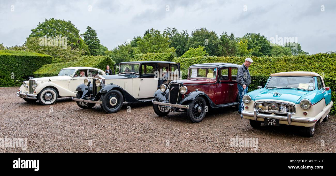 Haddington, East Lothian, Schottland, Vereinigtes Königreich, 6. Juli 2025. Wheels of gestern, Scottish Association of Vehicle Enthusiasten (SAVE) jährlicher Ausflug. Mitglieder reisen durch East Lothian und kommen zum Mittagessen im Lennoxlove House. Abgebildet: Fahrzeuge auf dem Lennoxlove T-Modell (Jaguar Mark V, Rolls Royce, Austin Ascot und Austin Metropolitan Cabriolet). Quelle: Sally Anderson/Alamy Live News Stockfoto