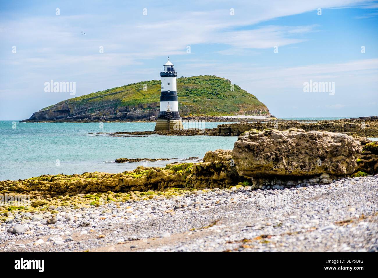 Puffin Island und der Leuchtturm in Penmon, Anglesey, Wales Stockfoto