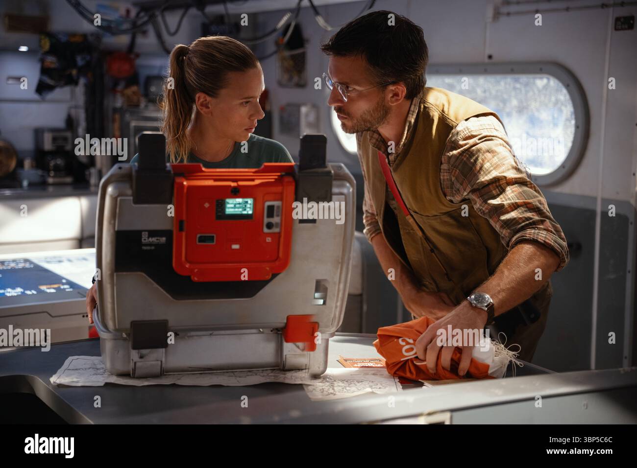 Jurassic World Rebirth Scarlett Johansson Und Jonathan Bailey Stockfoto