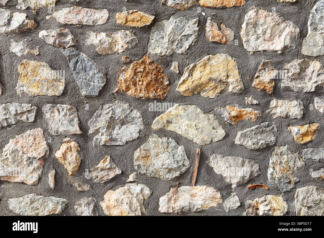 Alte Steinmauer aus großen grauen Natursteinen. Steinmauer rustikaler Hintergrund. Stockfoto