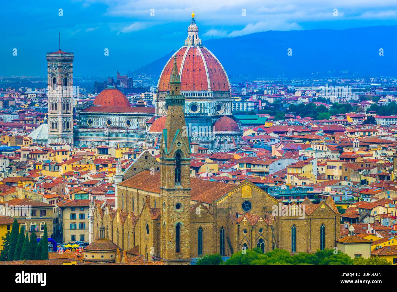 Blick aus der Vogelperspektive auf das historische Zentrum von Florenz, Toskana, Italien, mit Renaissanceduppeln und Türmen und dem Fluss Arno, der sich durch die Stadt schlängelt Stockfoto