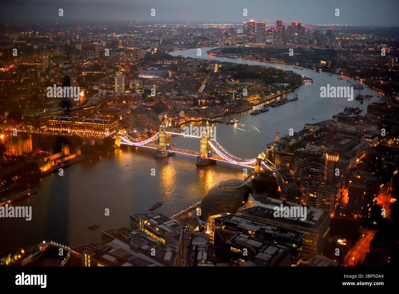 London Großbritannien mit der Themse und der Tower Bridge, von The Shard in der Dämmerung aus gesehen, mit Canary Wharf in der Ferne Stockfoto