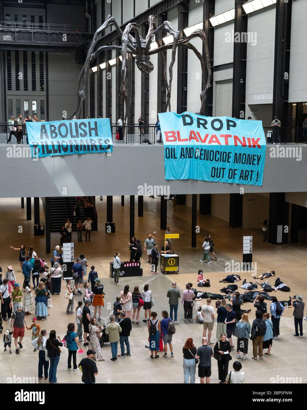 London, Großbritannien. 6. Juli 2025. Klimaaktivisten „Climate Resistance“ inszenierten in der Turbinenhalle der Tate Modern einen Sterbeprotest und forderten, dass das Museum die Beziehungen zum Milliardär Len Blavatnik abbricht. Zwei große Banner, die von einem Balkon aufgerollt wurden, lauteten: "Billionäre abschaffen" und "Blavatnik-Öl und Völkermord-Geld aus der Kunst werfen!" Der Protest zielte darauf ab, dass das Museum Gelder von Blavatnik, einem Ölmagnaten, entgegennahm, der auch mit Israel und dem Zionismus verbunden ist. Anrede: Andrea Domeniconi/Alamy Live News Stockfoto