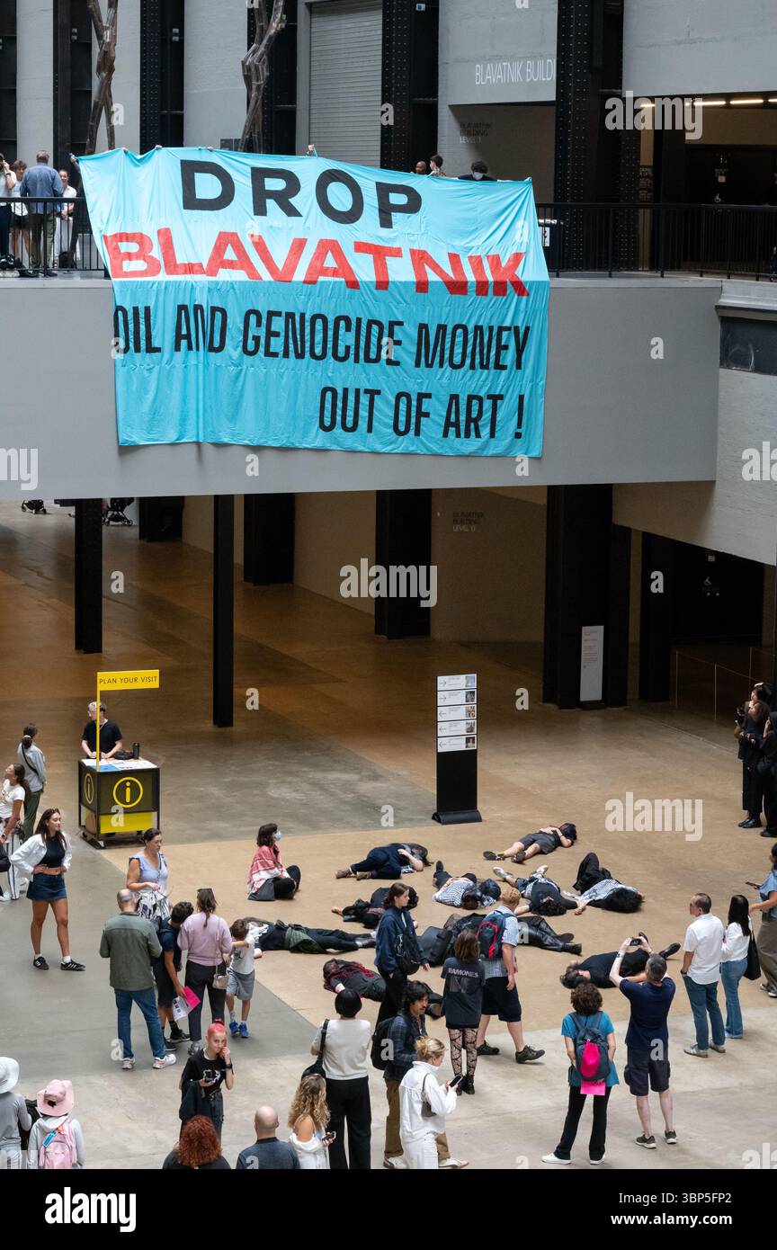 London, Großbritannien. 6. Juli 2025. Klimaaktivisten „Climate Resistance“ inszenierten in der Turbinenhalle der Tate Modern einen Sterbeprotest und forderten, dass das Museum die Beziehungen zum Milliardär Len Blavatnik abbricht. Zwei große Banner, die von einem Balkon aufgerollt wurden, lauteten: "Billionäre abschaffen" und "Blavatnik-Öl und Völkermord-Geld aus der Kunst werfen!" Der Protest zielte darauf ab, dass das Museum Gelder von Blavatnik, einem Ölmagnaten, entgegennahm, der auch mit Israel und dem Zionismus verbunden ist. Anrede: Andrea Domeniconi/Alamy Live News Stockfoto