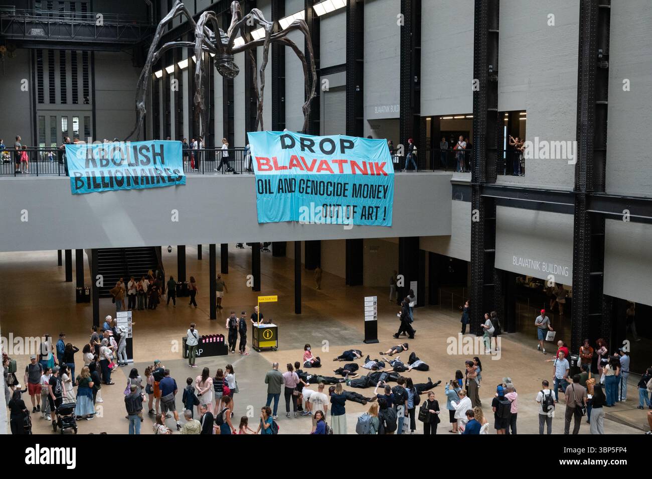 London, Großbritannien. 6. Juli 2025. Klimaaktivisten „Climate Resistance“ inszenierten in der Turbinenhalle der Tate Modern einen Sterbeprotest und forderten, dass das Museum die Beziehungen zum Milliardär Len Blavatnik abbricht. Zwei große Banner, die von einem Balkon aufgerollt wurden, lauteten: "Billionäre abschaffen" und "Blavatnik-Öl und Völkermord-Geld aus der Kunst werfen!" Der Protest zielte darauf ab, dass das Museum Gelder von Blavatnik, einem Ölmagnaten, entgegennahm, der auch mit Israel und dem Zionismus verbunden ist. Anrede: Andrea Domeniconi/Alamy Live News Stockfoto