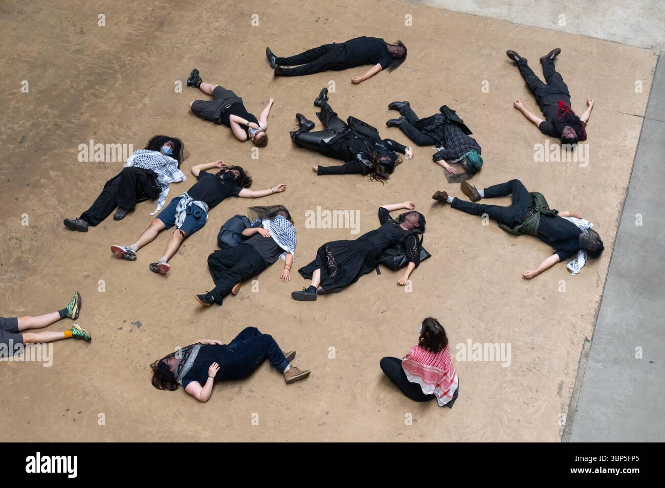 London, Großbritannien. 6. Juli 2025. Klimaaktivisten „Climate Resistance“ inszenierten in der Turbinenhalle der Tate Modern einen Sterbeprotest und forderten, dass das Museum die Beziehungen zum Milliardär Len Blavatnik abbricht. Zwei große Banner, die von einem Balkon aufgerollt wurden, lauteten: "Billionäre abschaffen" und "Blavatnik-Öl und Völkermord-Geld aus der Kunst werfen!" Der Protest zielte darauf ab, dass das Museum Gelder von Blavatnik, einem Ölmagnaten, entgegennahm, der auch mit Israel und dem Zionismus verbunden ist. Anrede: Andrea Domeniconi/Alamy Live News Stockfoto