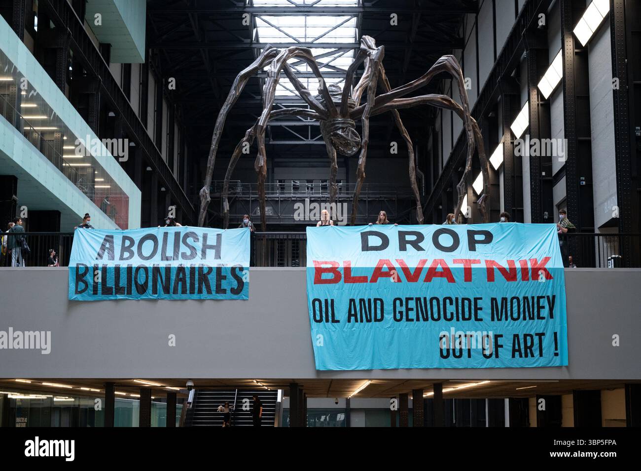 London, Großbritannien. 6. Juli 2025. Klimaaktivisten „Climate Resistance“ inszenierten in der Turbinenhalle der Tate Modern einen Sterbeprotest und forderten, dass das Museum die Beziehungen zum Milliardär Len Blavatnik abbricht. Zwei große Banner, die von einem Balkon aufgerollt wurden, lauteten: "Billionäre abschaffen" und "Blavatnik-Öl und Völkermord-Geld aus der Kunst werfen!" Der Protest zielte darauf ab, dass das Museum Gelder von Blavatnik, einem Ölmagnaten, entgegennahm, der auch mit Israel und dem Zionismus verbunden ist. Anrede: Andrea Domeniconi/Alamy Live News Stockfoto