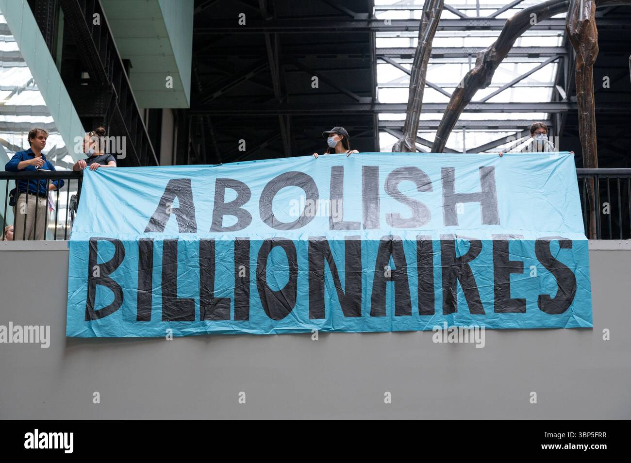 London, Großbritannien. 6. Juli 2025. Klimaaktivisten „Climate Resistance“ inszenierten in der Turbinenhalle der Tate Modern einen Sterbeprotest und forderten, dass das Museum die Beziehungen zum Milliardär Len Blavatnik abbricht. Zwei große Banner, die von einem Balkon aufgerollt wurden, lauteten: "Billionäre abschaffen" und "Blavatnik-Öl und Völkermord-Geld aus der Kunst werfen!" Der Protest zielte darauf ab, dass das Museum Gelder von Blavatnik, einem Ölmagnaten, entgegennahm, der auch mit Israel und dem Zionismus verbunden ist. Anrede: Andrea Domeniconi/Alamy Live News Stockfoto
