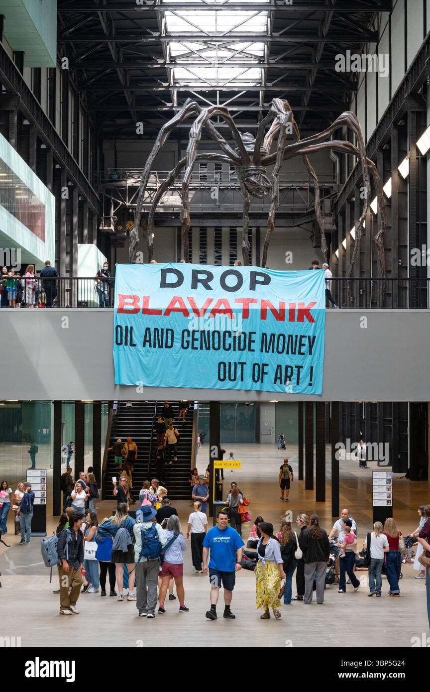 London, Großbritannien. 6. Juli 2025. Klimaaktivisten „Climate Resistance“ inszenierten in der Turbinenhalle der Tate Modern einen Sterbeprotest und forderten, dass das Museum die Beziehungen zum Milliardär Len Blavatnik abbricht. Zwei große Banner, die von einem Balkon aufgerollt wurden, lauteten: "Billionäre abschaffen" und "Blavatnik-Öl und Völkermord-Geld aus der Kunst werfen!" Der Protest zielte darauf ab, dass das Museum Gelder von Blavatnik, einem Ölmagnaten, entgegennahm, der auch mit Israel und dem Zionismus verbunden ist. Anrede: Andrea Domeniconi/Alamy Live News Stockfoto