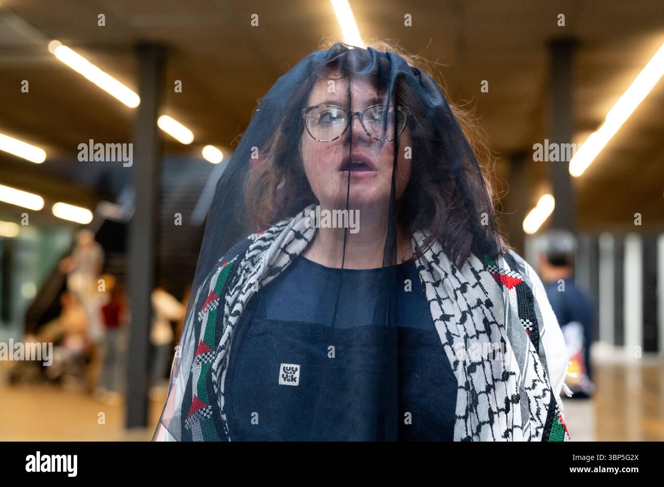 London, Großbritannien. 6. Juli 2025. Klimaaktivisten „Climate Resistance“ inszenierten in der Turbinenhalle der Tate Modern einen Sterbeprotest und forderten, dass das Museum die Beziehungen zum Milliardär Len Blavatnik abbricht. Zwei große Banner, die von einem Balkon aufgerollt wurden, lauteten: "Billionäre abschaffen" und "Blavatnik-Öl und Völkermord-Geld aus der Kunst werfen!" Der Protest zielte darauf ab, dass das Museum Gelder von Blavatnik, einem Ölmagnaten, entgegennahm, der auch mit Israel und dem Zionismus verbunden ist. Anrede: Andrea Domeniconi/Alamy Live News Stockfoto