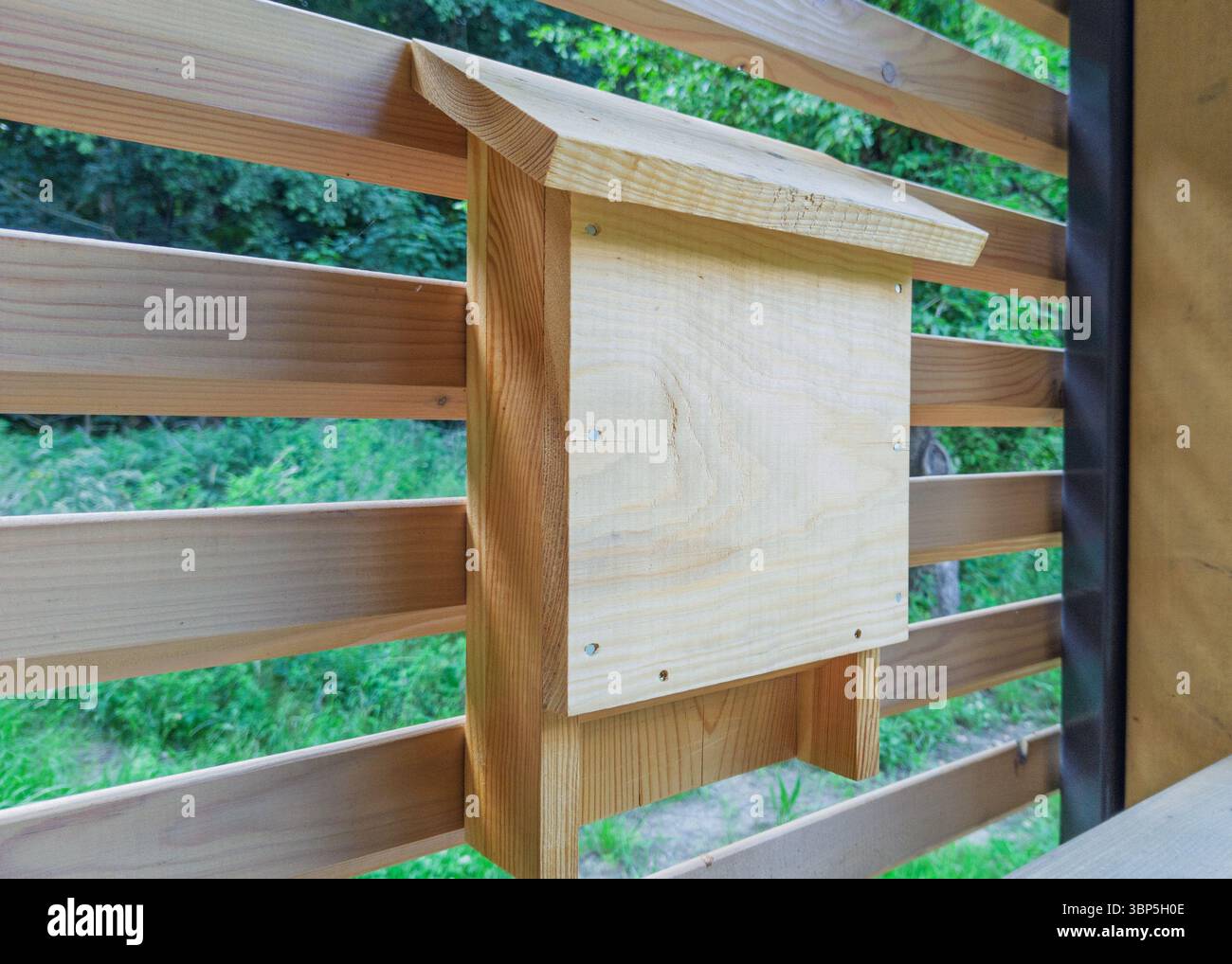 Hölzerne Fledermausbox an der Außenwand Stockfoto