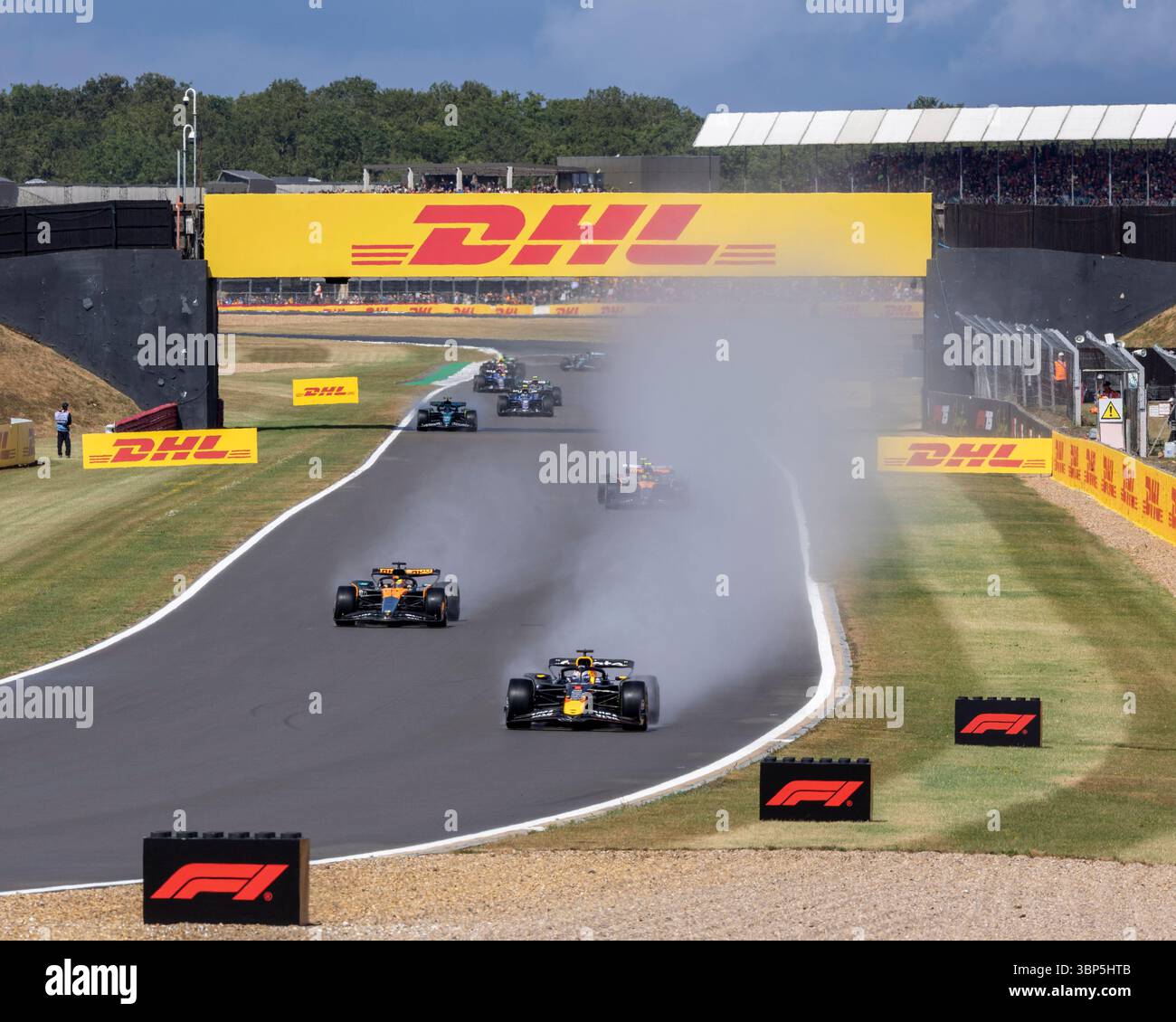 Silverstone Circuit, Northamptonshire, Großbritannien. Juli 2025. Formel 1 2025 Qatar Airways britischer F1 Grand Prix; Renntag; Oracle Red Bull Racing Fahrer Max Verstappen in seinem Red Bull Racing-Honda RBPT RB21 Honda RBPTH003 führt zu Beginn des Rennens bei nassen Bedingungen. Credit: Action Plus Sports/Alamy Live News Stockfoto