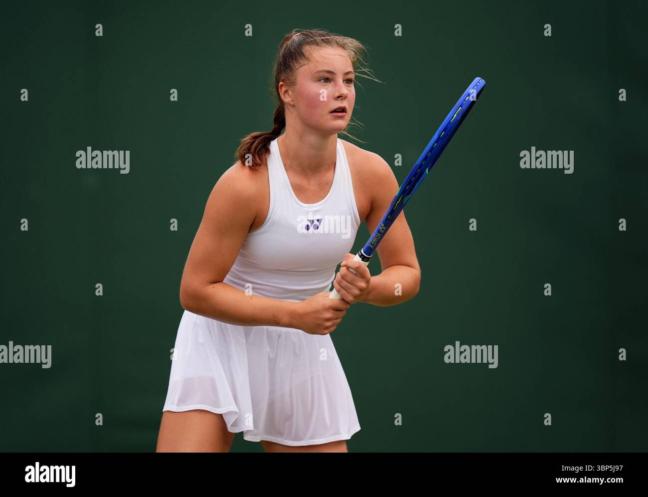 Ruby Cooling während ihres Girls' Singles Matches gegen Leena Friedman am 7. Tag der Wimbledon Championships 2025 im All England Lawn Tennis and Croquet Club in London. Bilddatum: Sonntag, 6. Juli 2025. Stockfoto