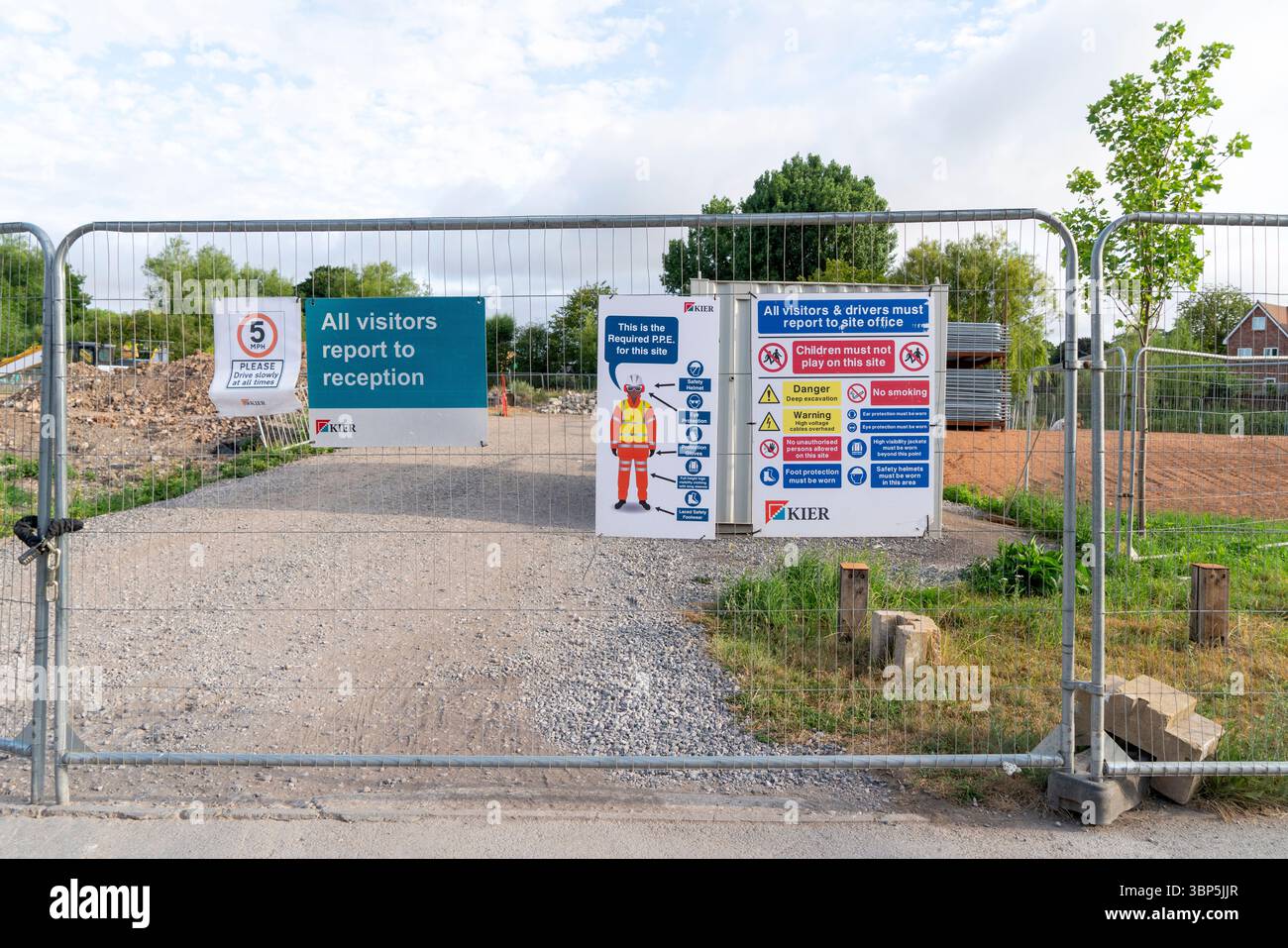 Liste der Anforderungen und Vorschriften für persönliche Schutzausrüstungen am Eingang zu einer Baustelle Stockfoto
