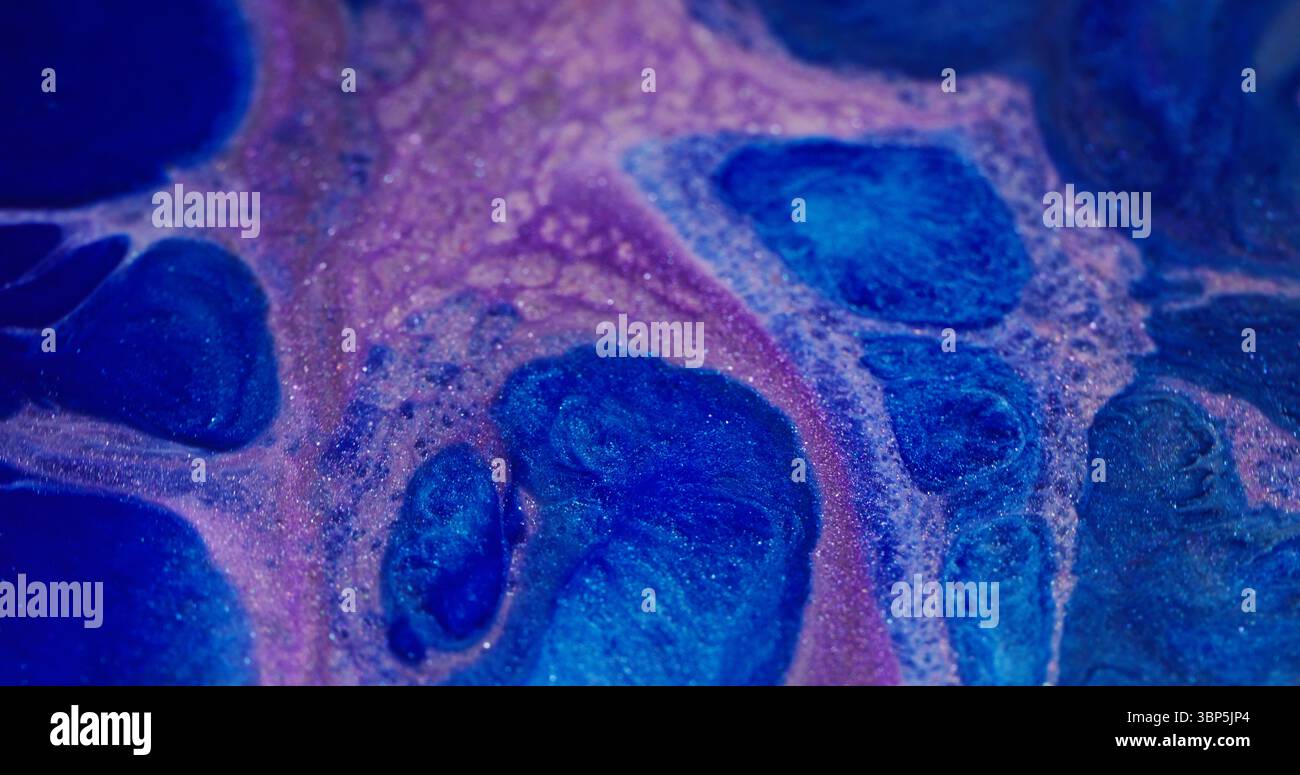 Lila Glitzerflüssigkeit. Glänzende Farbe. Defokussierte lilablaue Farbe fließende flüssige Mischung feuchte Textur auf abstraktem kreativen Kunsthintergrund. Stockfoto