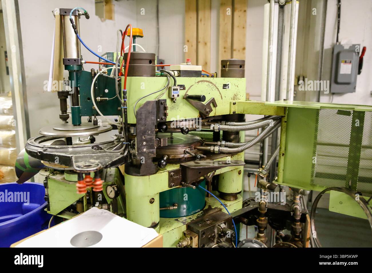 Calgary, Alberta, 3. März 2016: Industrielle Geräte zur Herstellung von Schallplatten für die Musikindustrie Stockfoto