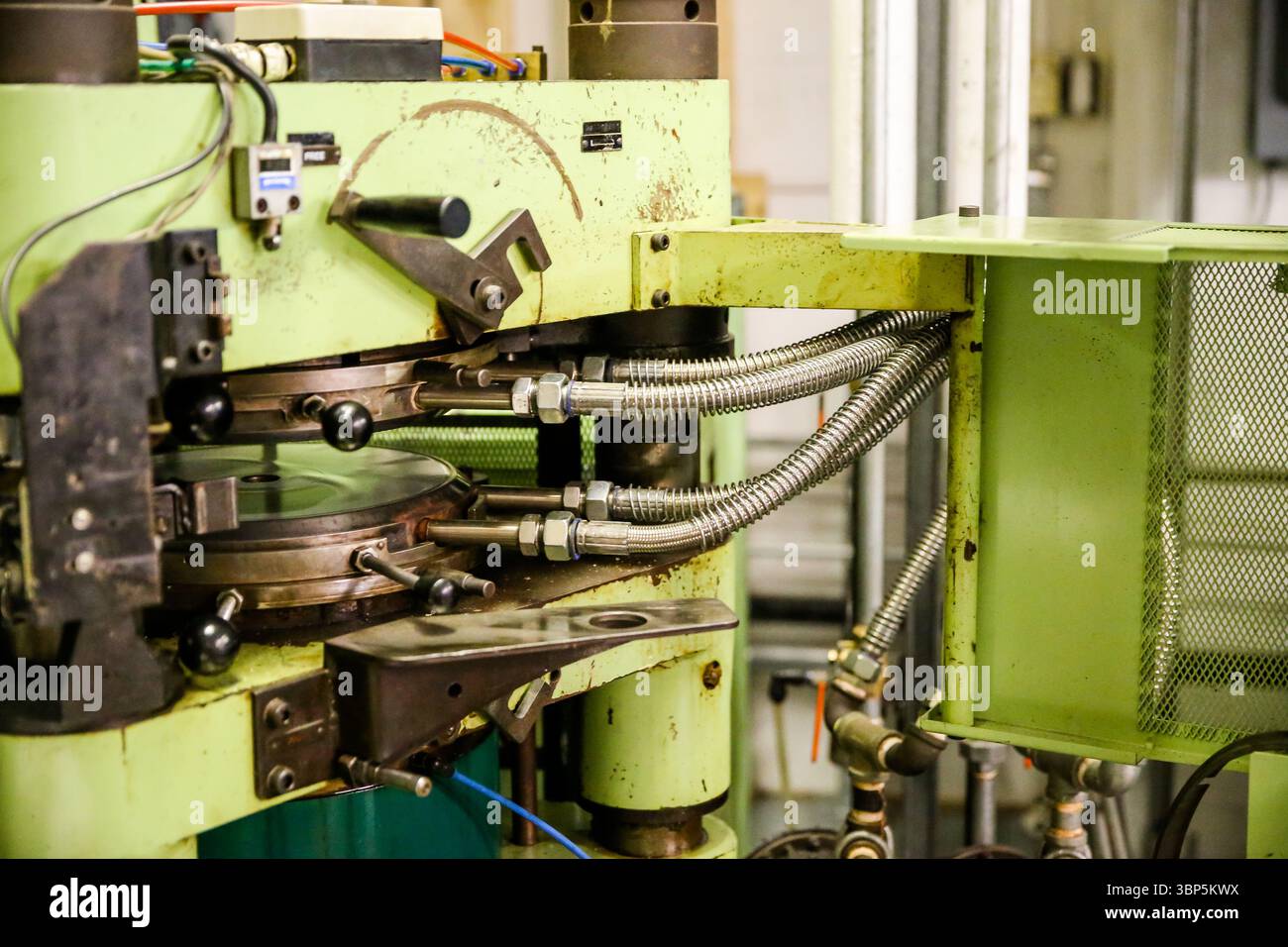 Calgary, Alberta, 3. März 2016: Industrielle Geräte zur Herstellung von Schallplatten für die Musikindustrie Stockfoto