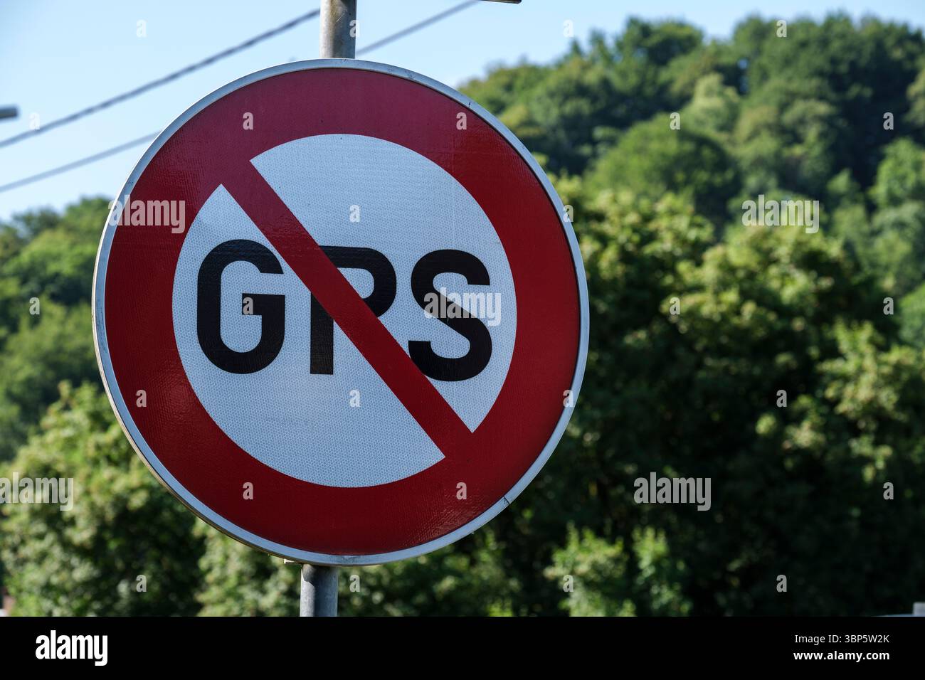 In der Provinz Lüttich soll das Schild „GPS darf nicht verwendet werden“ den Fahrern entgegenwirken, die den Anweisungen auf diesem Leitfaden zu viel Aufmerksamkeit schenken Stockfoto