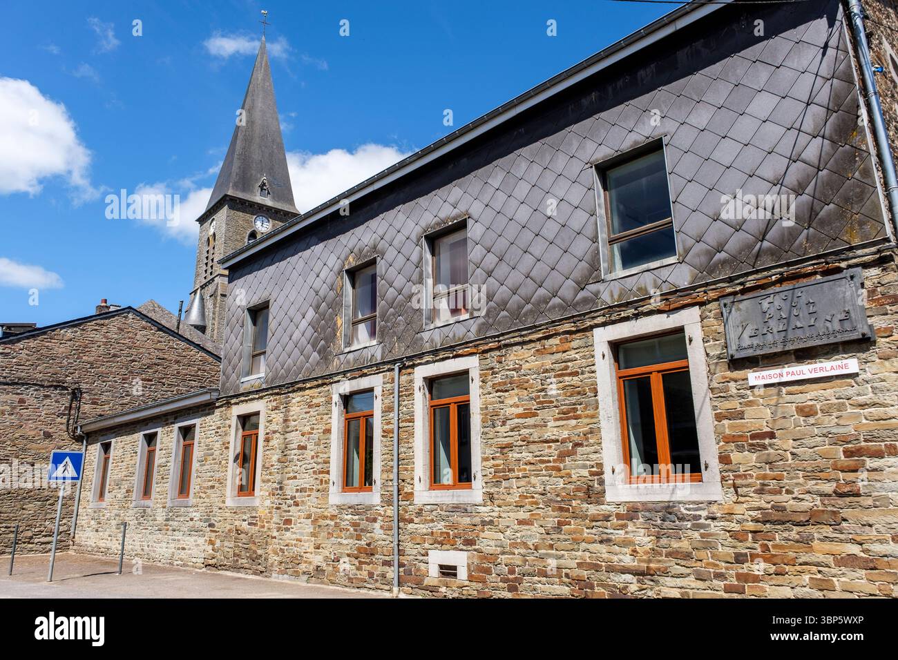 Paliseul liegt zwischen Lesse und Semois. Kirche saint-Joseph und Haus der Verlaine | La commune de Paliseul EST située entre Lesse et S Stockfoto