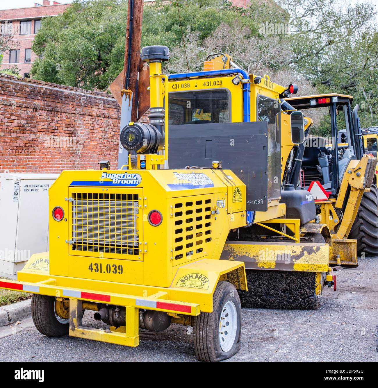 New Orleans, LA, USA - 22. Februar 2025: Die gewerbliche Straßenkehrmaschine der Superior Broom DT74J parkte an der Henry Clay Avenue für Straßenreparaturprojekte in Uptown Stockfoto