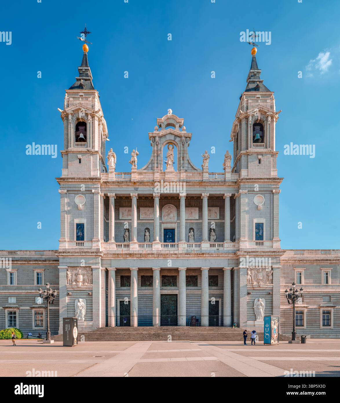 Die Fassade der Kathedrale der Heiligen Maria der Königlichen von Almudena (auch bekannt als Kathedrale von Almudena) in Madrid, Spanien, von Nordwesten aus gesehen. Stockfoto