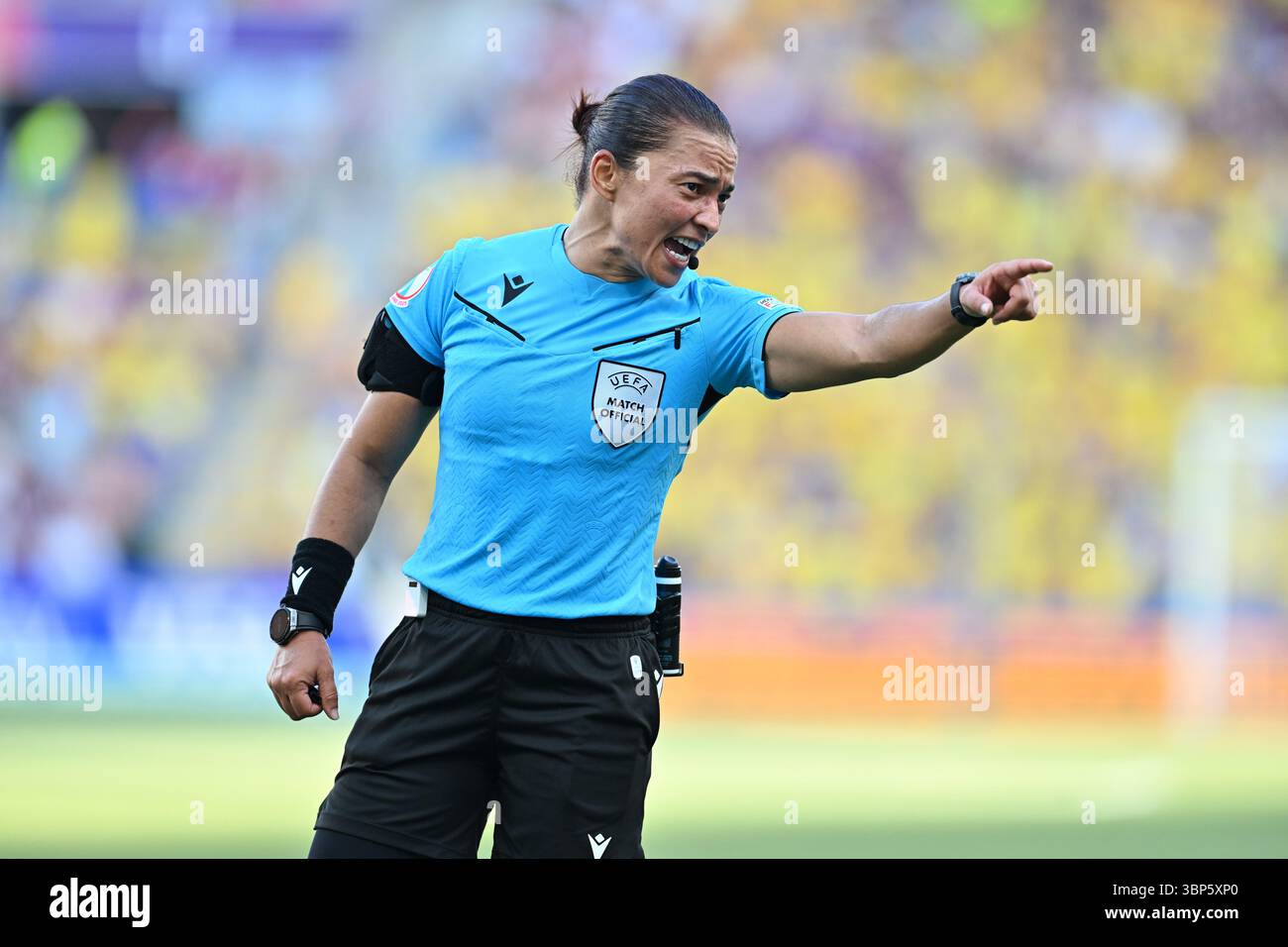 Die Schiedsrichterin Edina Alves wurde am Samstag , den 4 . Juli 2025 in Genf , Schweiz , während des Spiels 1 in der Gruppe C der dänischen Frauenfußballnationalmannschaft gegen Schweden bei der Meisterschaft der Frauen Euro 2025 in der Schweiz dargestellt . Foto Sportpix & Isosport | David Catry Stockfoto