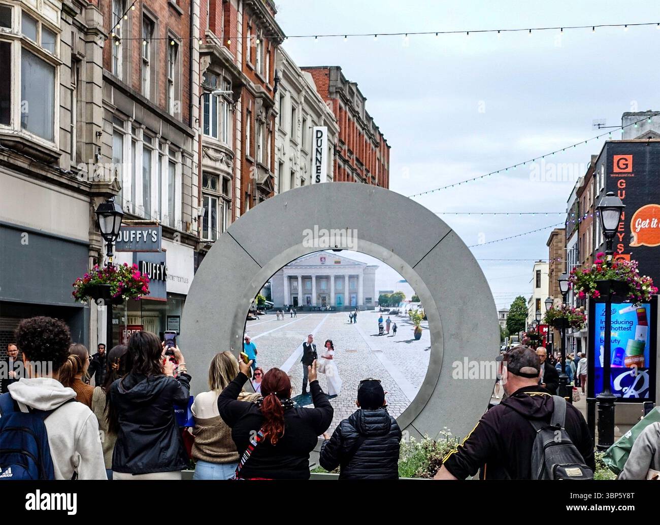Das Live-Portal verbindet Dublin, Irland, mit Vilnius, Litauen, und bietet Passanten einen Echtzeitblick auf eine ferne Stadt in ganz Europa. Stockfoto