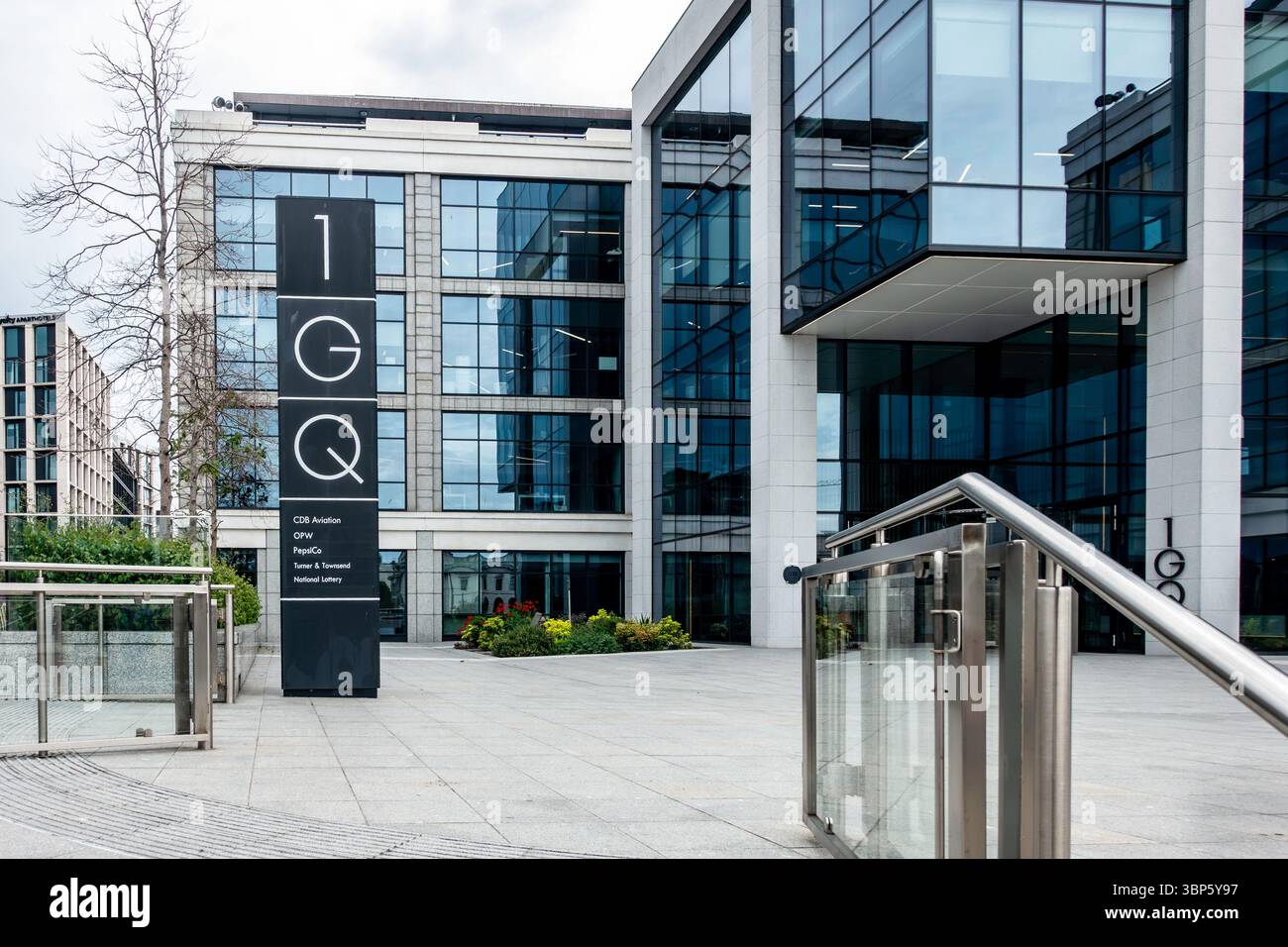 1GQ Bürogebäude in Dublin, eine moderne Renovierung gegenüber dem historischen Custom House, mit erstklassigem Stadtzugang und Blick auf Wahrzeichen. Stockfoto