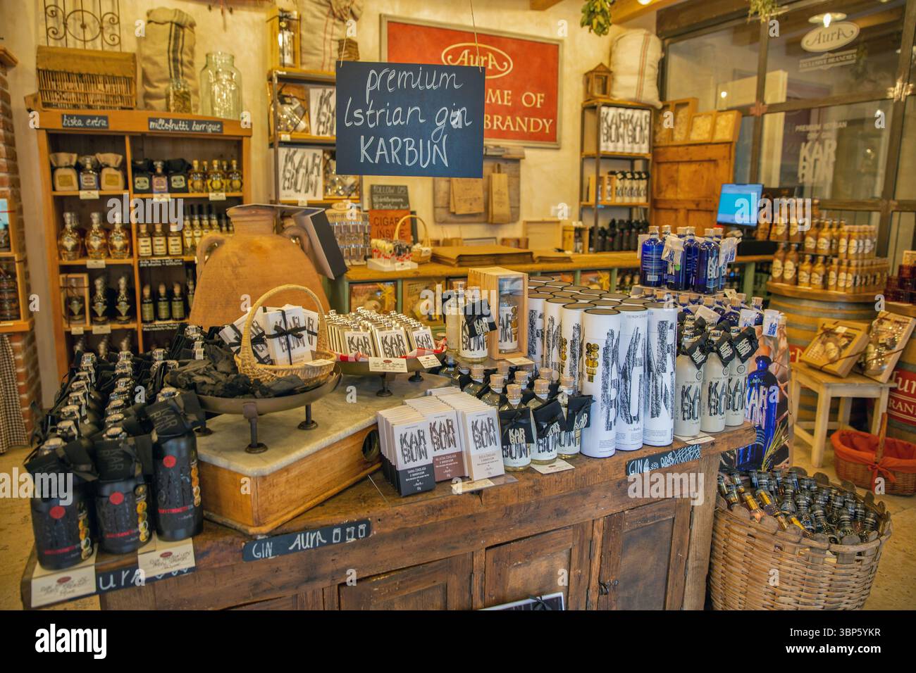 Motovun, Kroatien - 22. Mai 2025: Einladendes Inneres eines kroatischen Ladens, das eine große Auswahl an istrischen Premium-Gin, Brandys und anderen lokalen Spezialitäten präsentiert Stockfoto