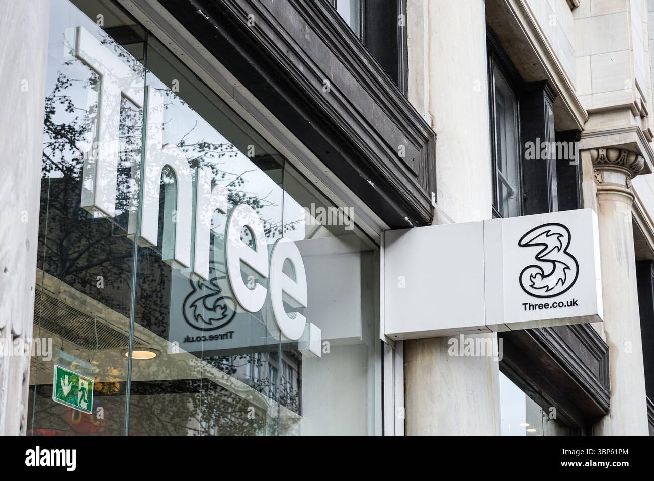 Drei britische Geschäfte in London England Großbritannien Stockfoto