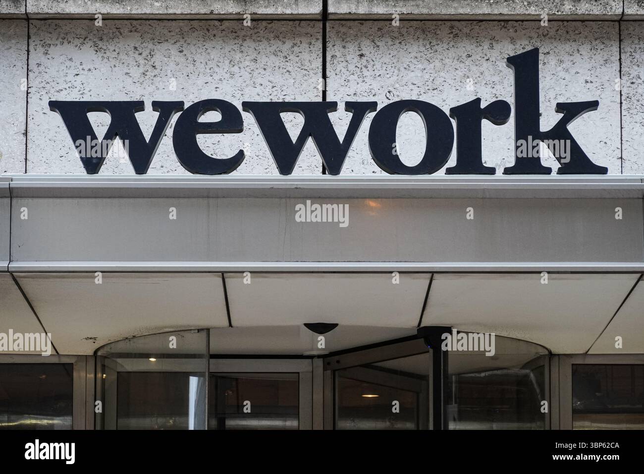 Ein Schild vor der WeWork-Niederlassung in London, England, Großbritannien Stockfoto