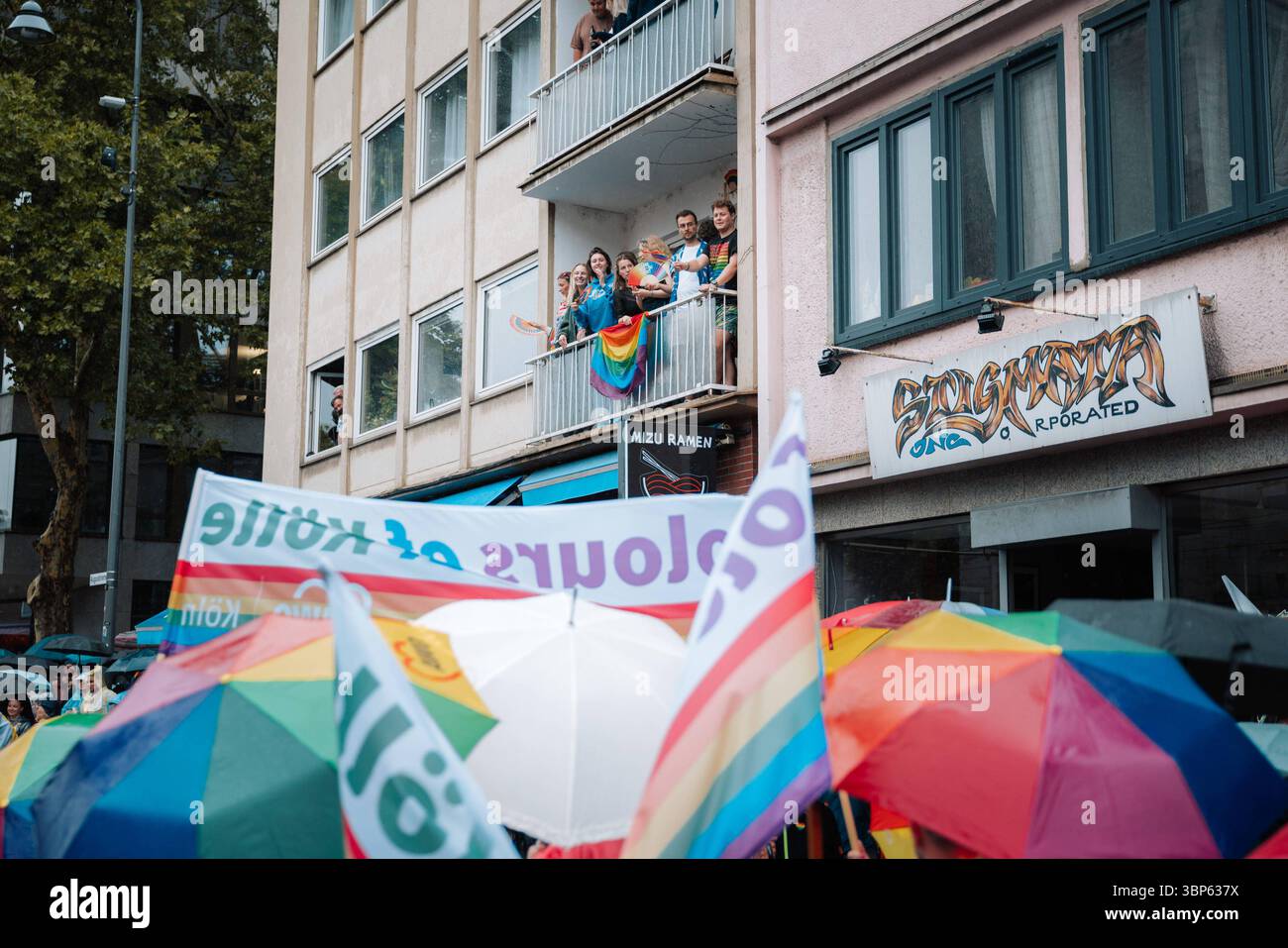 06.07.2025, CSD Köln 2025, Parade und Demonstration für Vielfalt und Gleichberechtigung Teilnehmer:innen beim CSD Köln 2025 feiern auf Balkon über der Parade mit Regenbogenfächern und Flaggen Köln Köln NRW Deutschland *** 06 07 2025, CSD Köln 2025, Parade und Demonstration für Vielfalt und Gleichberechtigung Teilnehmer:innen beim CSD Köln 2025 feiern auf dem Balkon über der Parade mit Regenbogenfans und Flaggen Köln NRW Deutschland Stockfoto