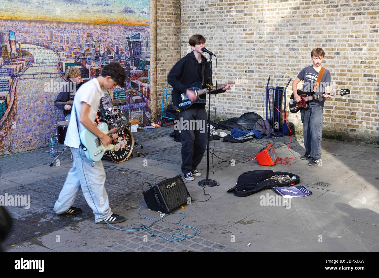 Junge Busker spielen Musik in London England Großbritannien Stockfoto