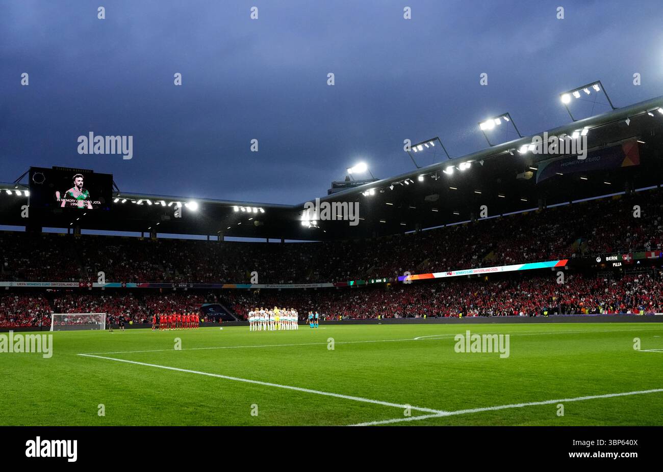 Die Teams legen eine Schweigeminute zum Gedenken an den verstorbenen Diogo Jota vor dem Gruppenspiel der UEFA Women's Euro 2025 im Stadion Wankdorf in Bern ein. Bilddatum: Sonntag, 6. Juli 2025. Stockfoto