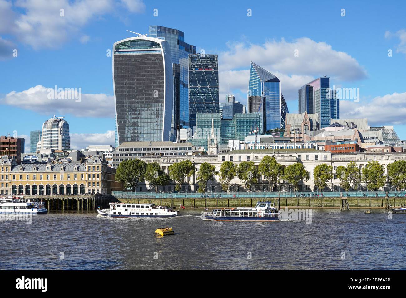 Die Wolkenkratzer der City of London von der Themse aus gesehen, das Square Mile Geschäftsviertel in London, England, Großbritannien Stockfoto