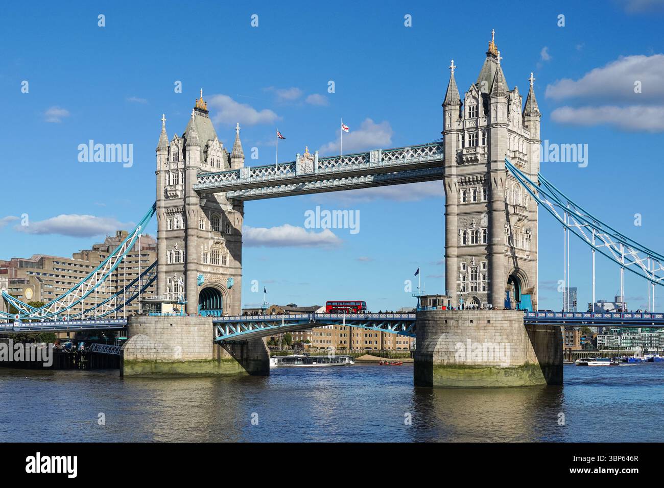 Die Tower Bridge über die Themse in London, England Vereinigtes Königreich Großbritannien Stockfoto