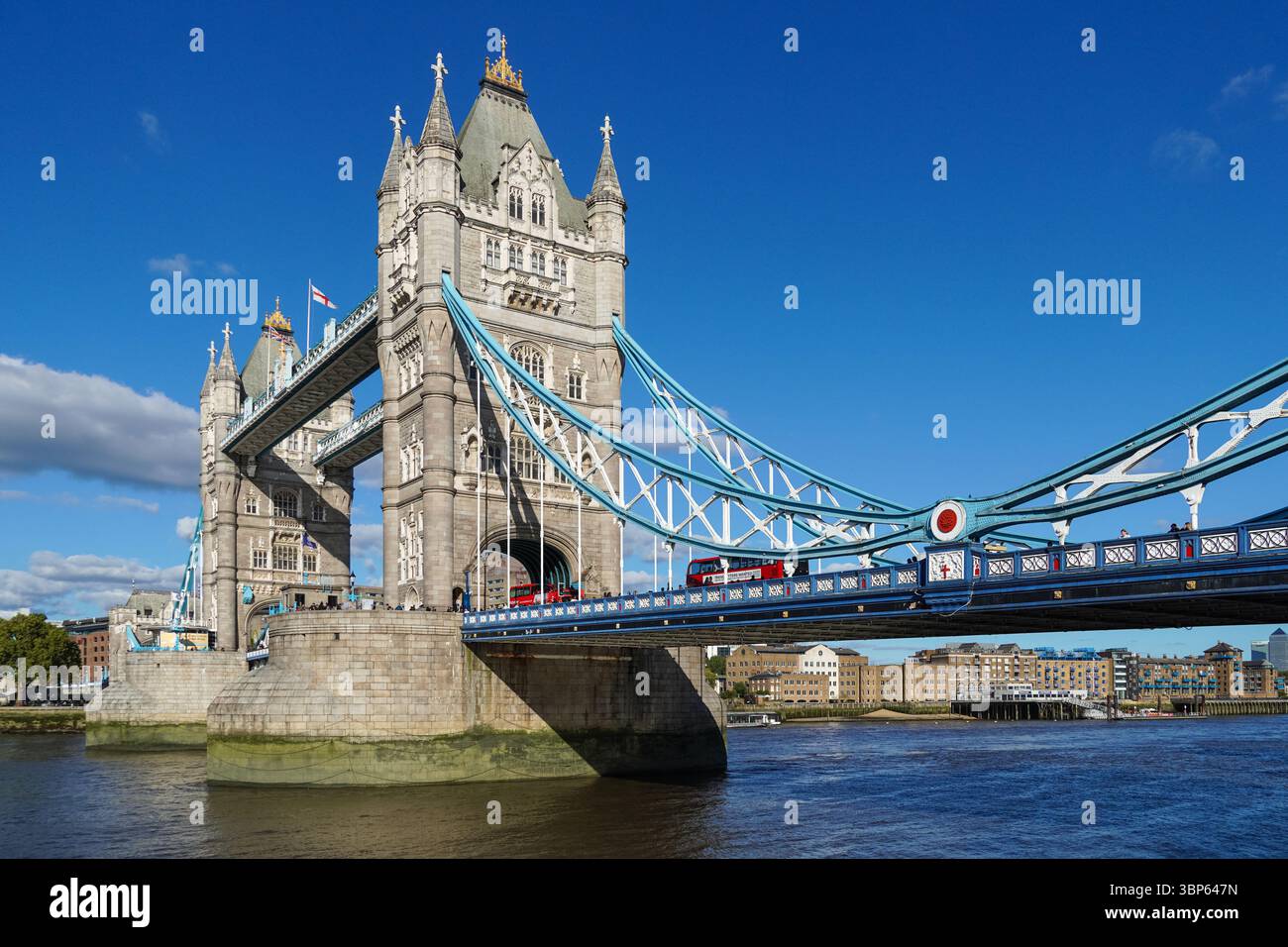 Die Tower Bridge über die Themse in London, England Vereinigtes Königreich Großbritannien Stockfoto