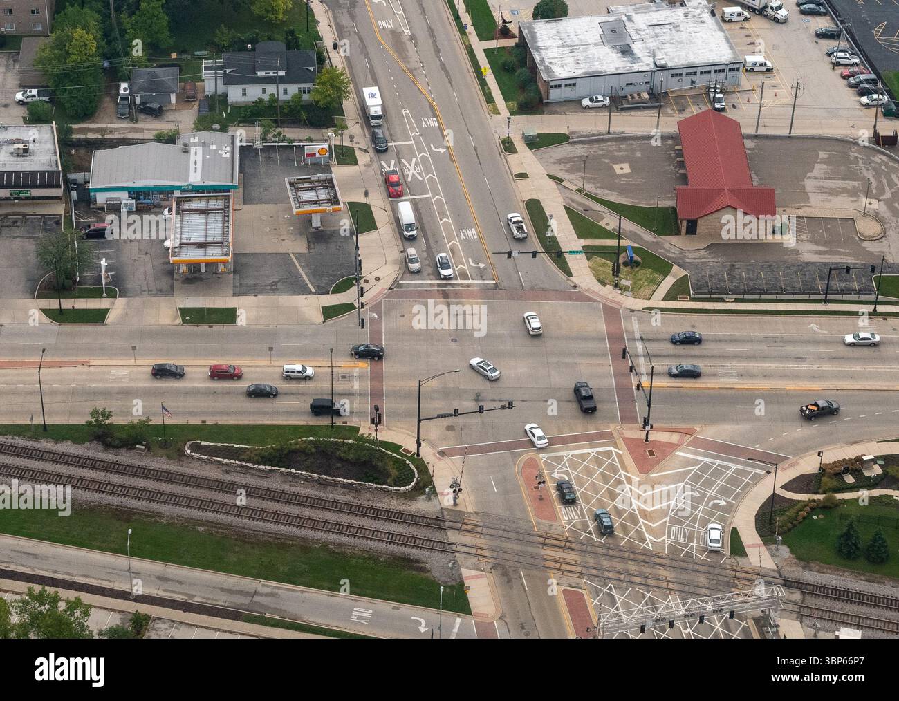 Wood Dale, Illinois 26. September 2023 - Luftaufnahme der Kreuzung von Wood Dale Road und Irving Park Road in den Chicago Vororten in der Nähe des Flughafens O'Hare Stockfoto