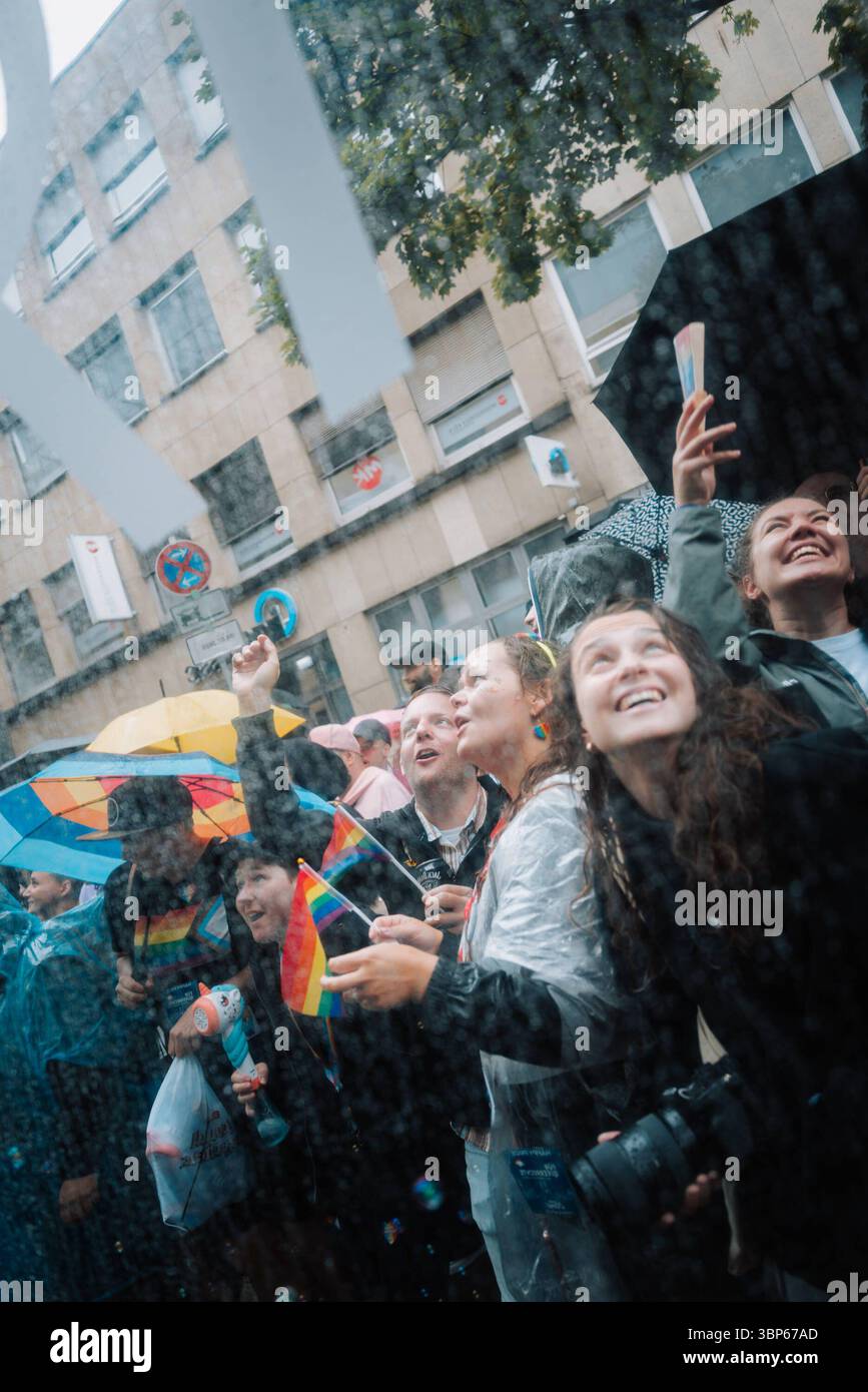 06.07.2025, CSD Köln 2025, Parade und Demonstration für Vielfalt und Gleichberechtigung Spiegelung von feiernden Teilnehmerinnen beim CSD Köln 2025 mit Regenbogenflaggen Köln Köln NRW Deutschland *** 06 07 2025, CSD Köln 2025, Parade und Demonstration für Vielfalt und Gleichberechtigung Reflexion feierlicher Teilnehmer auf dem CSD Köln 2025 mit Regenbogenflaggen Köln Köln NRW Deutschland Stockfoto